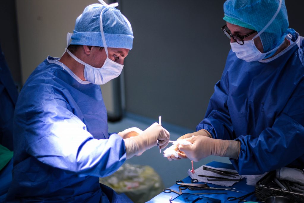 Docteur Clément Granier avant d'effectuer un arthroscopie du genou